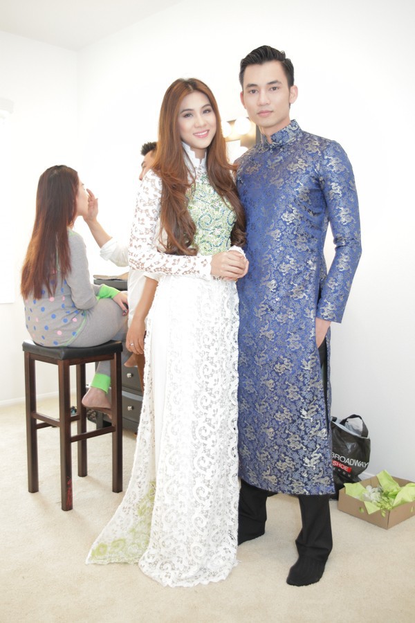 Ngọc Quyên lãng mạn hôn chú rể Việt kiều trong ngày cưới 13