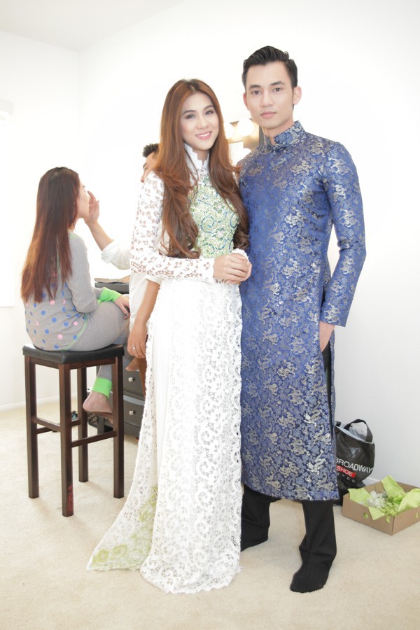 Ngọc Quyên lãng mạn hôn chú rể Việt kiều trong ngày cưới 13 Ngọc Quyên lãng mạn hôn chú rể Việt kiều trong ngày cưới 13