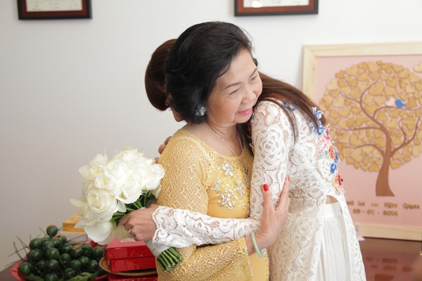 Ngọc Quyên lãng mạn hôn chú rể Việt kiều trong ngày cưới 18
