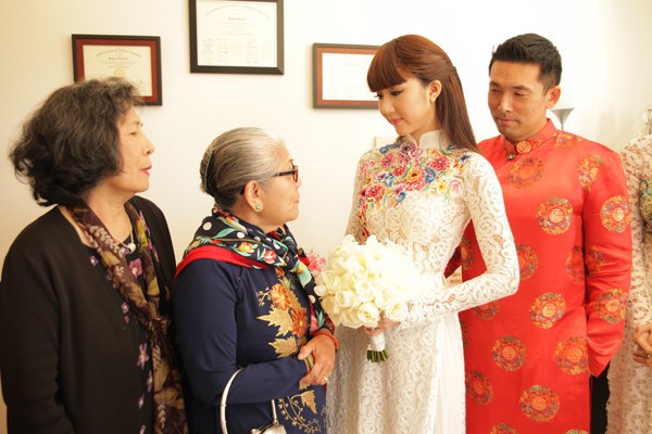 Ngọc Quyên lãng mạn hôn chú rể Việt kiều trong ngày cưới 19 Ngọc Quyên lãng mạn hôn chú rể Việt kiều trong ngày cưới 19