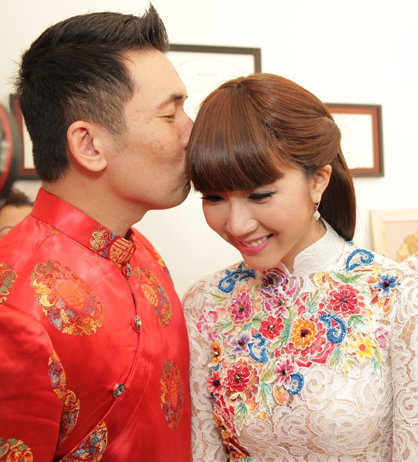 Ngọc Quyên lãng mạn hôn chú rể Việt kiều trong ngày cưới 23