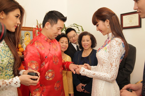 Ngọc Quyên lãng mạn hôn chú rể Việt kiều trong ngày cưới 24