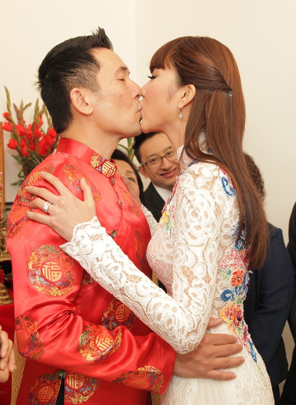 Ngọc Quyên lãng mạn hôn chú rể Việt kiều trong ngày cưới 25