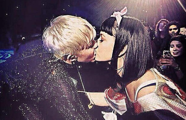 Miley Cyrus hôn môi... Katy Perry chốn đông người 1