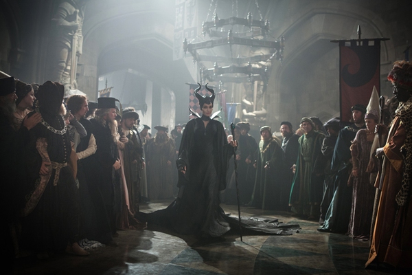 Disney tung trailer tiết lộ quá khứ của Maleficent (Angelina Jolie) 1