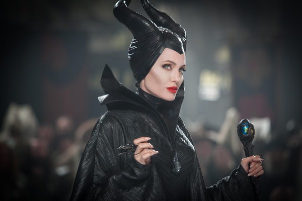 Disney tung trailer tiết lộ quá khứ của Maleficent (Angelina Jolie) 2