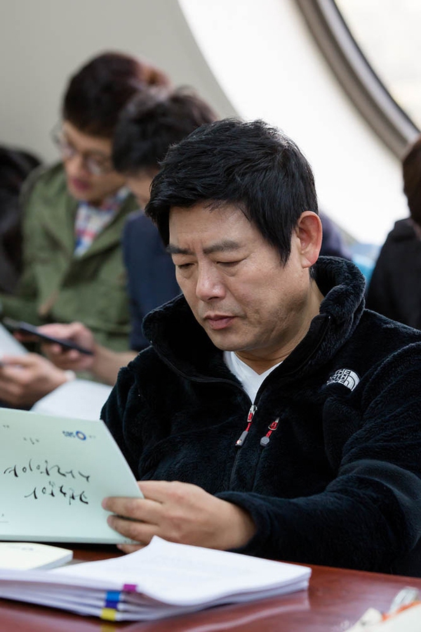 Jo In Sung, Gong Hyo Jin chăm chú đọc kịch bản phim mới 8