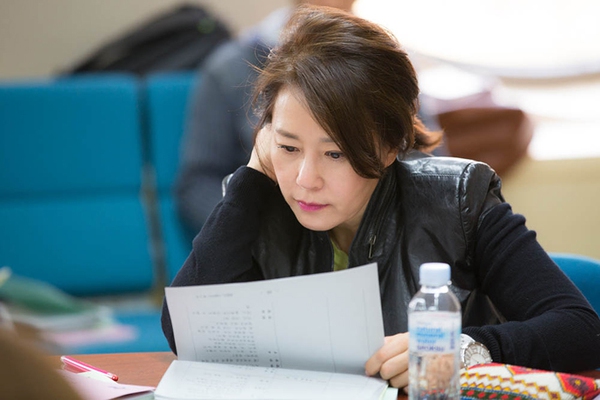 Jo In Sung, Gong Hyo Jin chăm chú đọc kịch bản phim mới 9