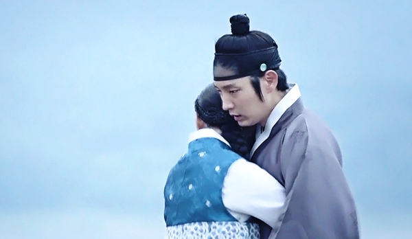 Lee Jun Ki trao "nụ hôn pháo hoa" cho "bạn gái" 4