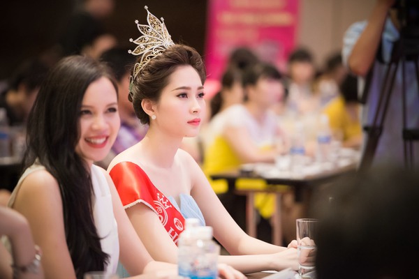Hoa hậu Đặng Thu Thảo đội vương miện đẹp như thiên thần 5