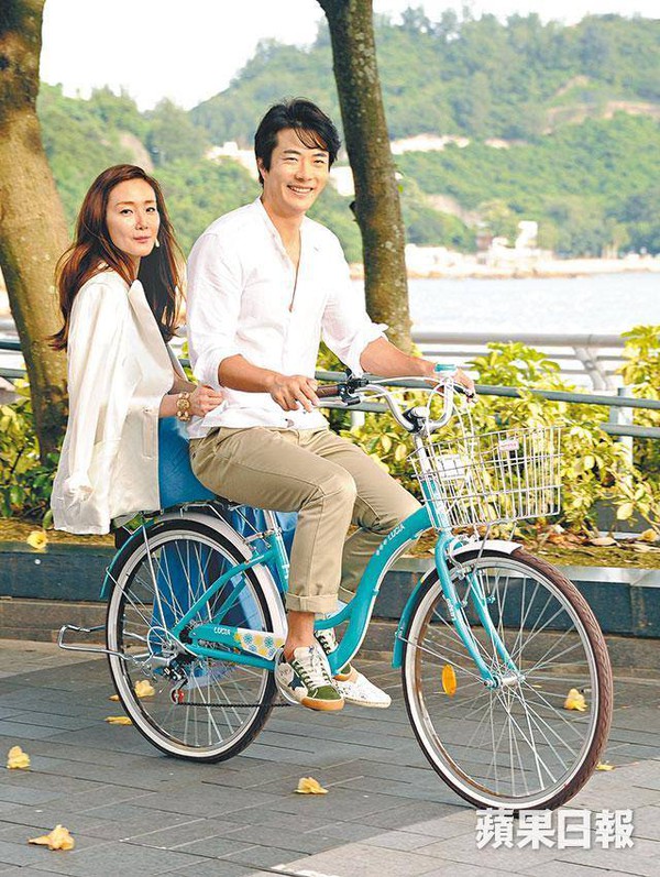 Kwon Sang Woo - Choi Ji Woo tình tứ đạp xe ở Hồng Kông 1