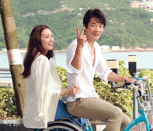 Kwon Sang Woo - Choi Ji Woo tình tứ đạp xe ở Hồng Kông 3