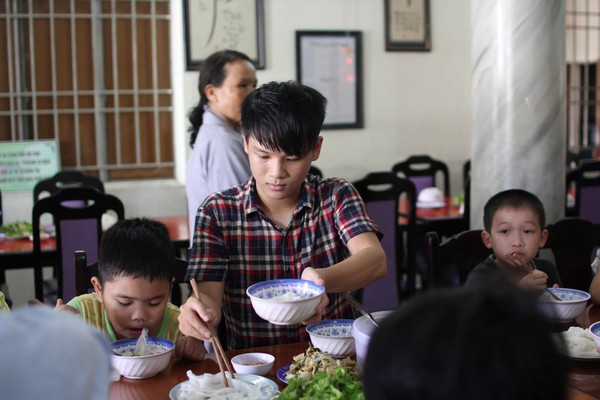 Hồ Quỳnh Hương tất bật vào bếp nấu ăn cho các em nhỏ 10 Hồ Quỳnh Hương tất bật vào bếp nấu ăn cho các em nhỏ 10