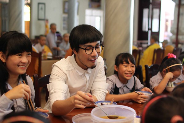 Hồ Quỳnh Hương tất bật vào bếp nấu ăn cho các em nhỏ 11