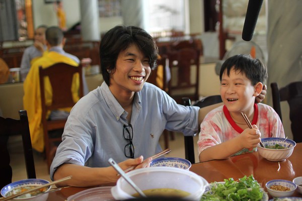 Hồ Quỳnh Hương tất bật vào bếp nấu ăn cho các em nhỏ 12 Hồ Quỳnh Hương tất bật vào bếp nấu ăn cho các em nhỏ 12