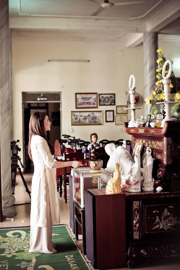 Hồ Quỳnh Hương tất bật vào bếp nấu ăn cho các em nhỏ 2 Hồ Quỳnh Hương tất bật vào bếp nấu ăn cho các em nhỏ 2