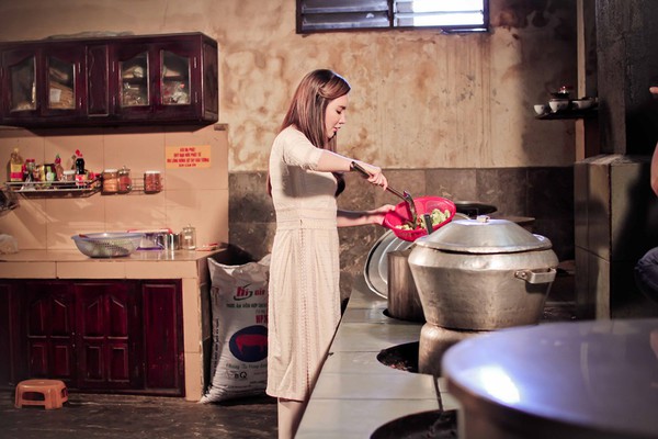 Hồ Quỳnh Hương tất bật vào bếp nấu ăn cho các em nhỏ 4 Hồ Quỳnh Hương tất bật vào bếp nấu ăn cho các em nhỏ 4