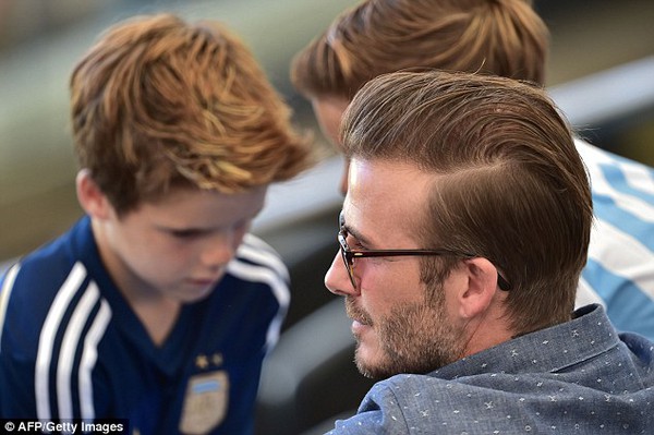 Bố con David Beckham đẹp như tài tử trên sân cỏ 8