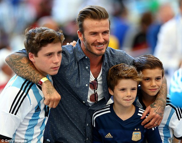 Bố con David Beckham đẹp như tài tử trên sân cỏ 1