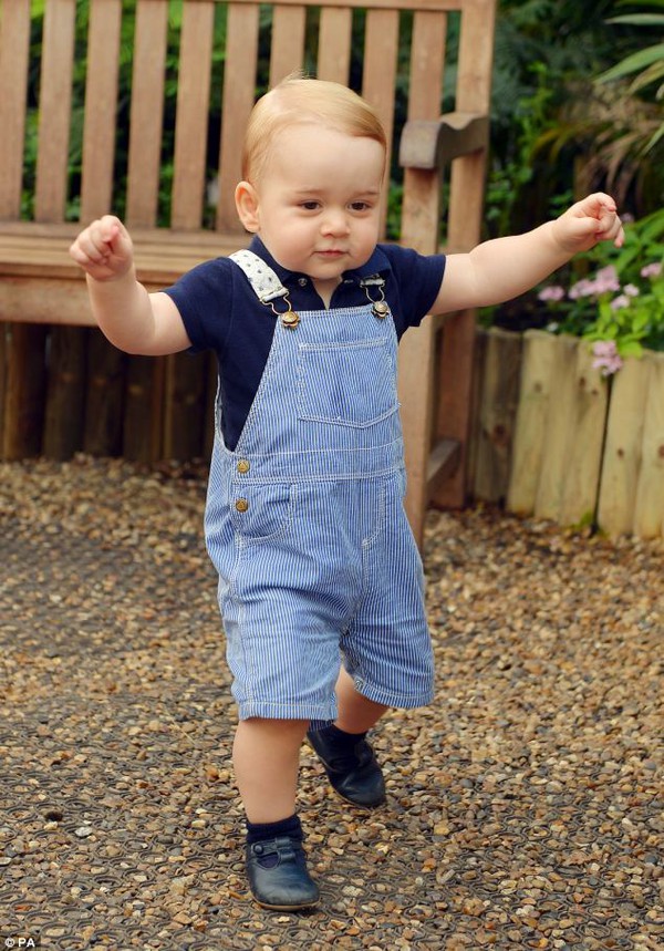Bức ảnh dễ thương về bước đi đầu tiên của Hoàng tử bé nước Anh  1