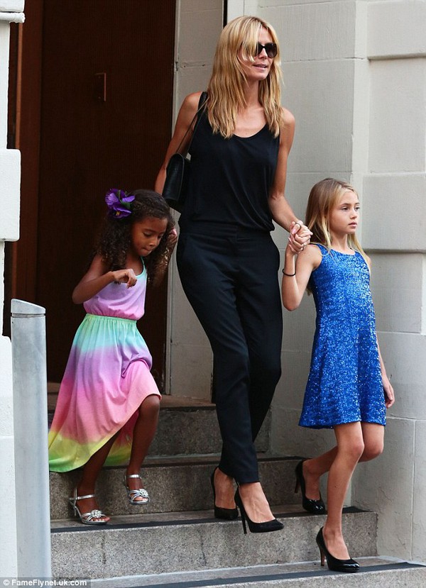 Con gái 10 tuổi nhà Heidi Klum mang giày cao gót như 