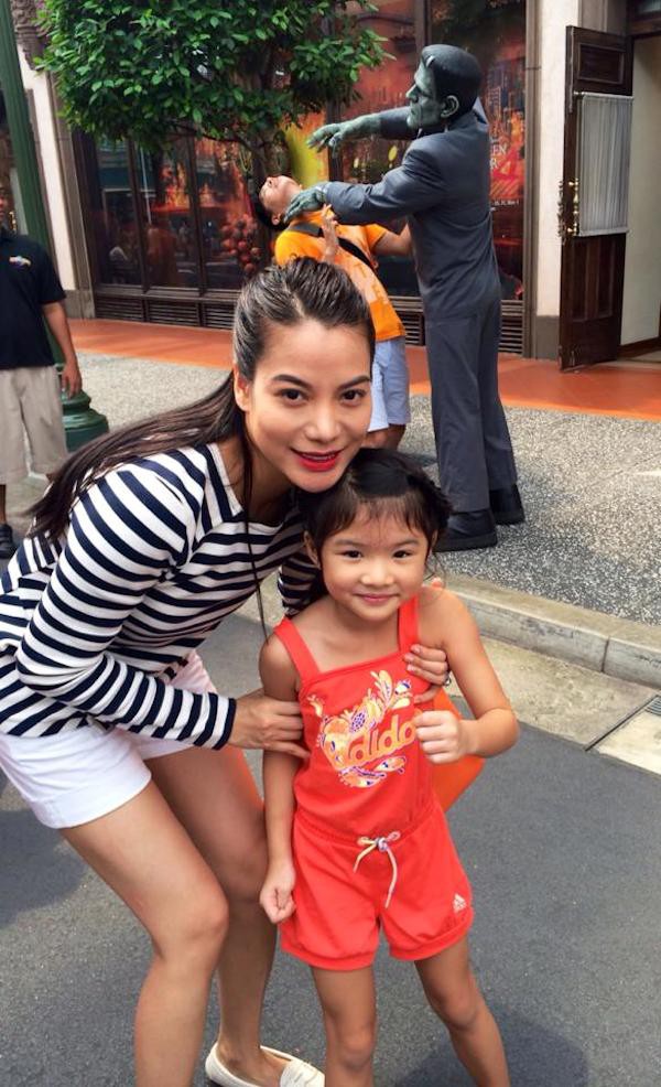 Mẹ con Trương Ngọc Ánh tiếp tục khoe ảnh dạo chơi Singapore 1