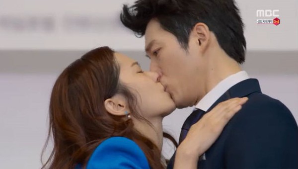 Jang Hyuk - Jang Nara khóa môi thắm thiết giữa rừng phóng viên 2