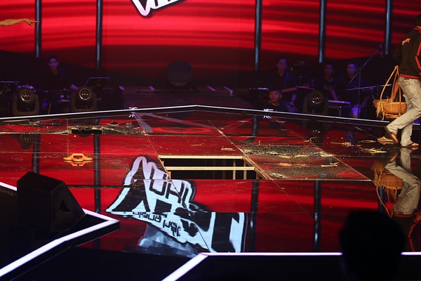 S&acirc;n khấu The Voice Kids gặp sự cố trong tiết mục mở m&agrave;n 2