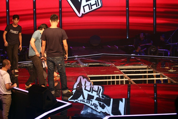 Sân khấu The Voice Kids gặp sự cố trong tiết mục mở màn 3