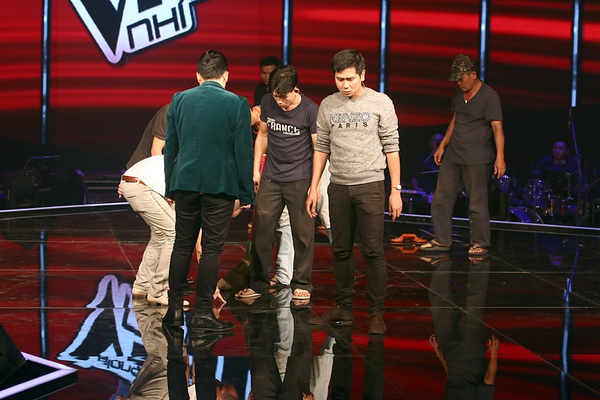 S&acirc;n khấu The Voice Kids gặp sự cố trong tiết mục mở m&agrave;n 6