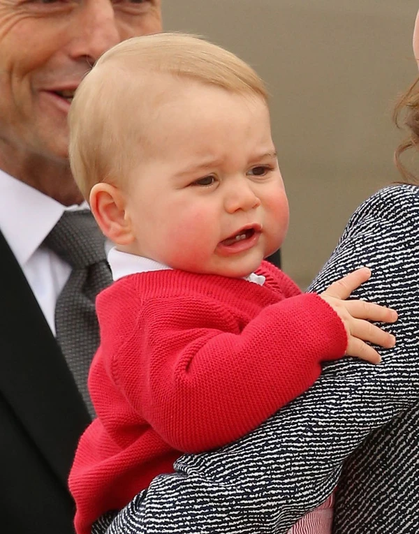 Hoàng tử bé nước Anh ăn diện nhưng khóc nhè tại sân bay 1