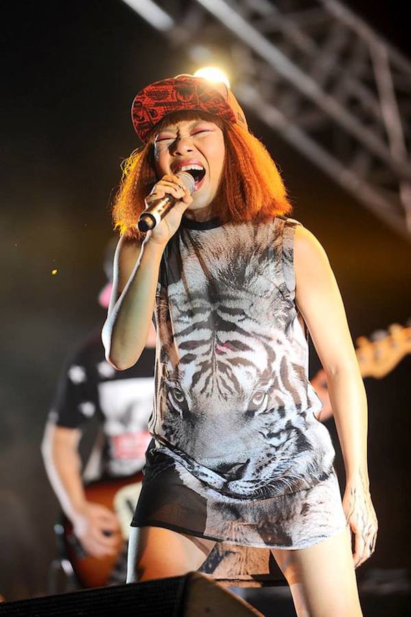 Trần Thu H&agrave; qu&aacute; 