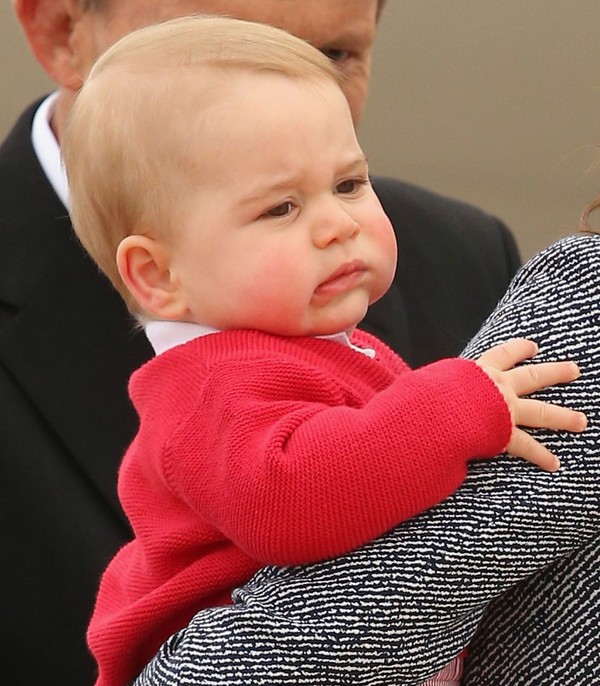 Hoàng tử bé nước Anh ăn diện nhưng khóc nhè tại sân bay 4