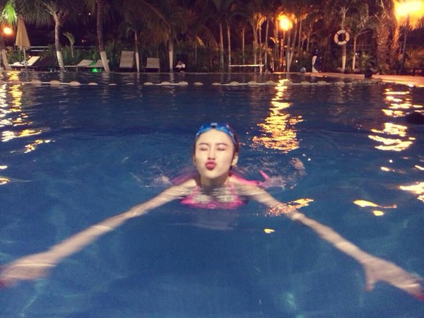 Angela Phương Trinh gây chú ý với bikini hồng tại hồ bơi 2