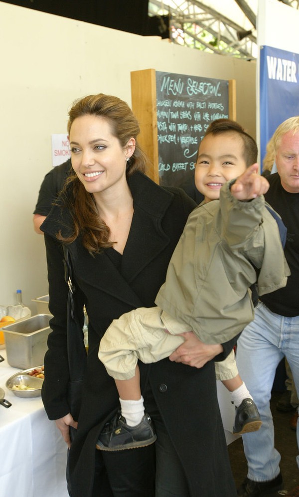 Angelina Jolie: Từ cô gái nổi loạn đến người phụ nữ hoàn hảo 9