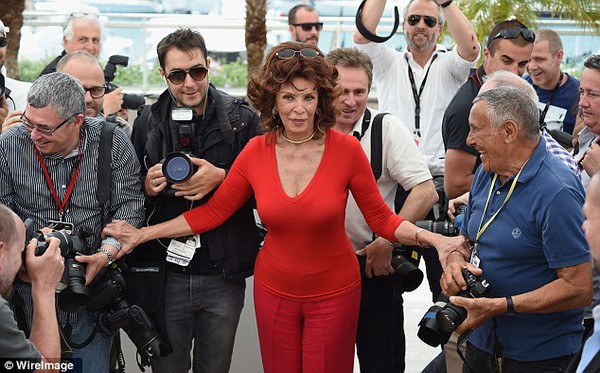 Sophia Loren 79 tuổi đeo 2 kính, diện 