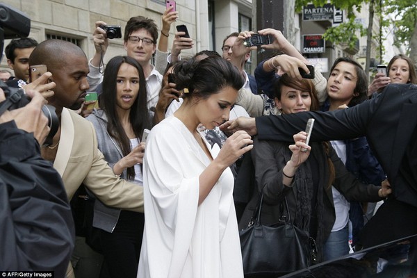 Kim bị vây kín khi diện váy trắng 