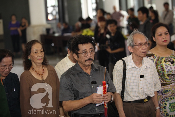 Thanh Lam thất thần trong lễ đưa tang nhạc sĩ Thuận Yến 21