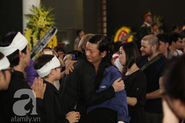 Thanh Lam thất thần trong lễ đưa tang nhạc sĩ Thuận Yến 17