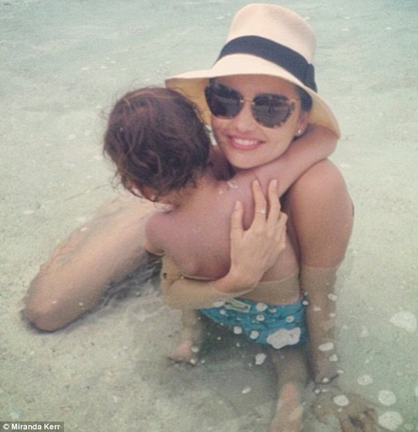 Miranda Kerr khoe ảnh tắm biển cùng bé Flynn  1