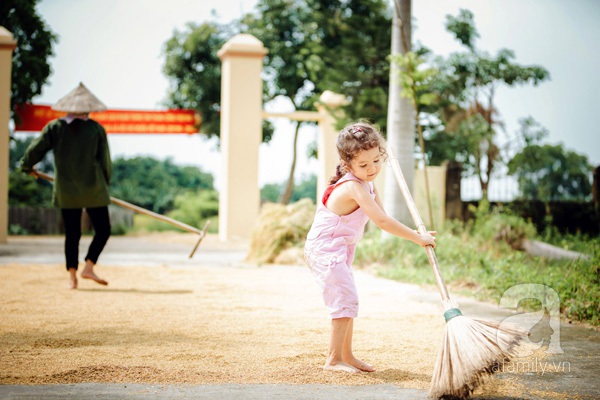 Bộ ảnh bé vui chơi giữa đồng quê