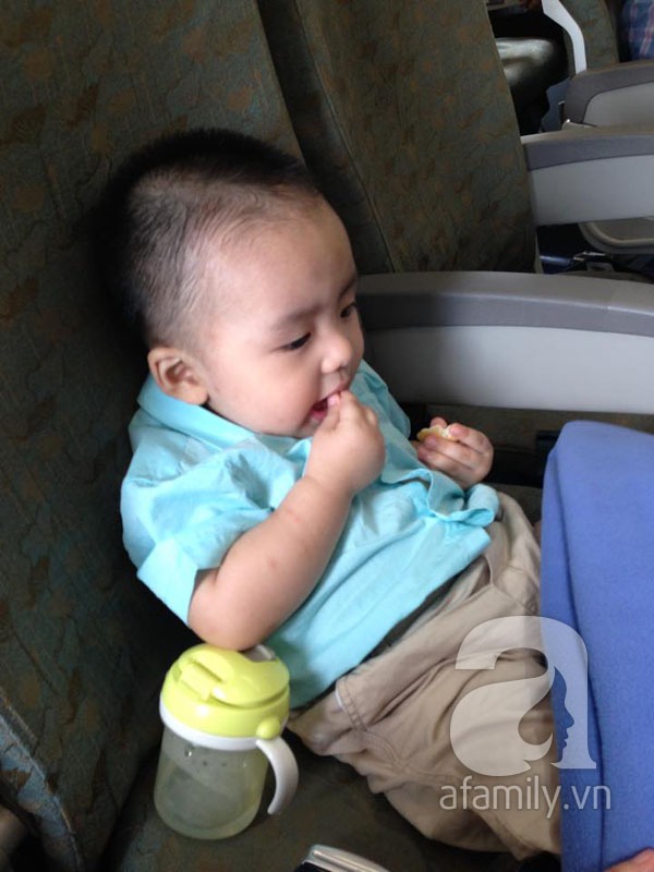 Bé rất ngoan và chịu chơi khi ở trên máy bay, một phần nhờ mẹ đã chuẩn bị đồ ăn, thức uống, đồ chơi đầy đủ cho bé.