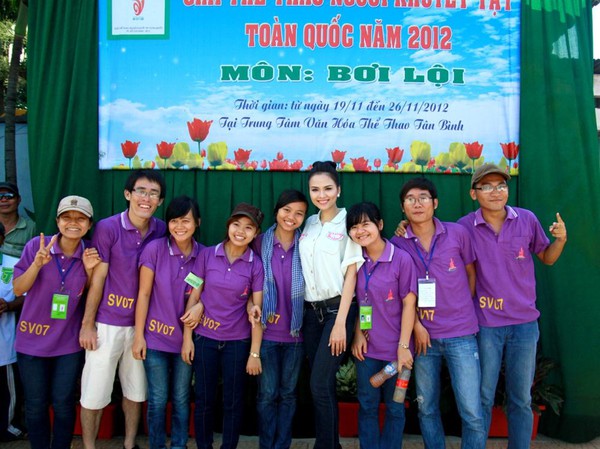 Diễm Hương tươi tắn cổ vũ c&aacute;c vận động vi&ecirc;n khuyết tật 1