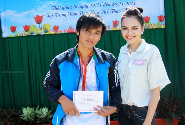 Diễm Hương tươi tắn cổ vũ c&aacute;c vận động vi&ecirc;n khuyết tật 4