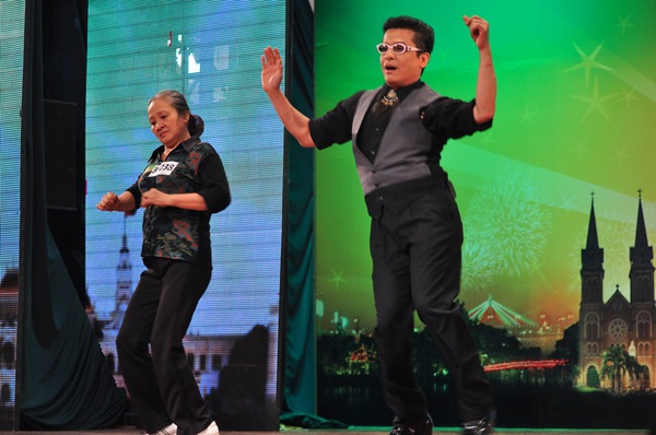 Choáng khi cụ bà 60 tuổi nhảy Gangnam style ở Việt Nam 2
