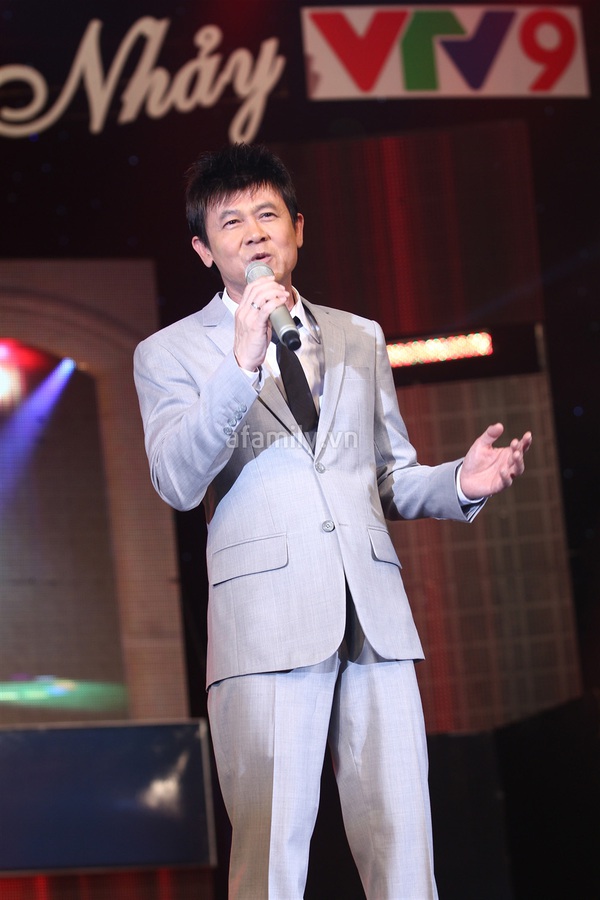 Hồng Ngọc t&aacute;i xuất, Hồ Quỳnh Hương mang 