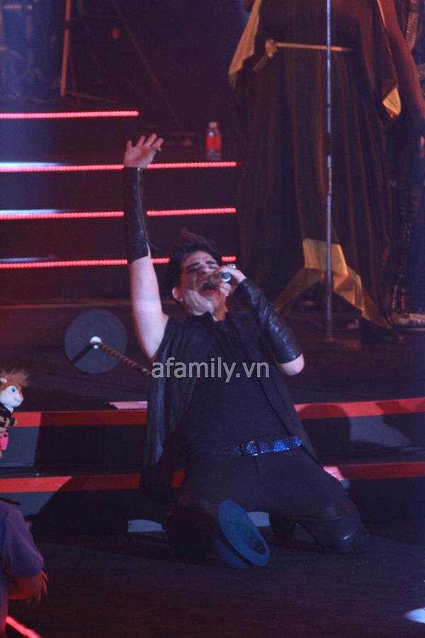 Adam Lambert máu lửa trên sân khấu Việt 17