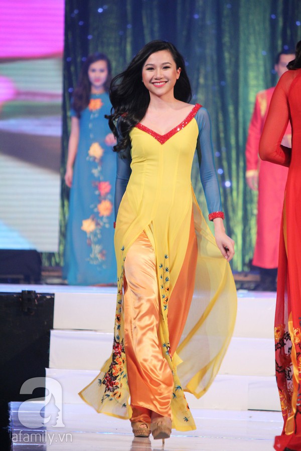 Hà Hồ cùng Hồ Quỳnh Hương đọ sắc áo dài trên sân khấu 15