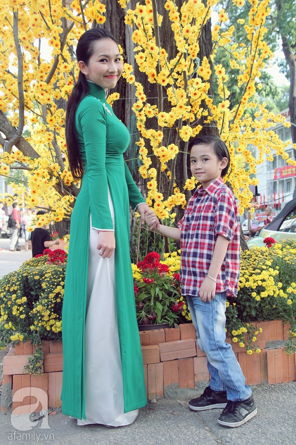 Kim Hiền cùng con trai dạo phố ngày xuân 1