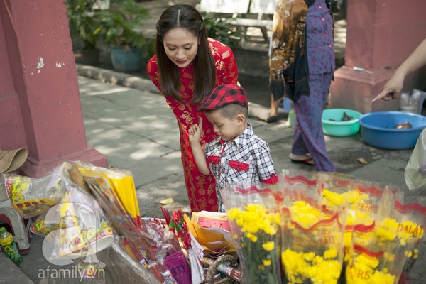 Mẹ con Thanh Thúy hạnh phúc đi chùa cầu bình an 1
